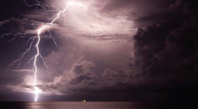 stock-image-lightening-over-sea